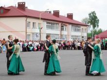 Boys and girls from the school impressing the town